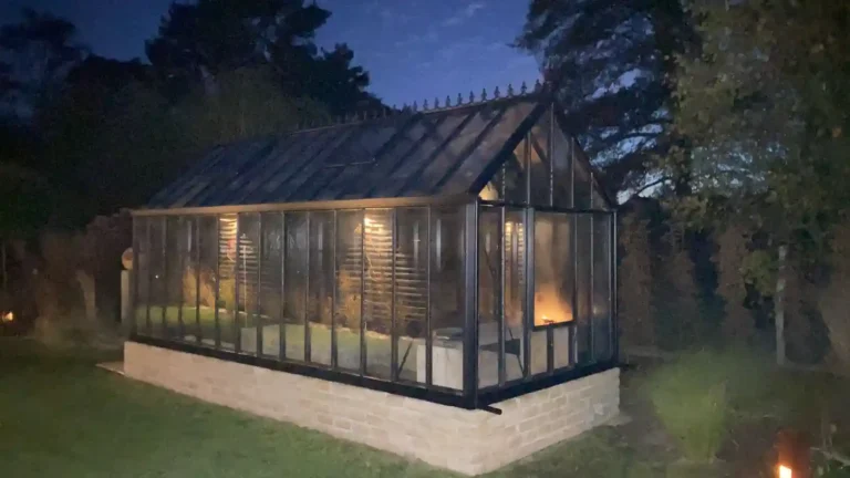 Gewächshaus bei Nacht, beleuchtet. Unternehmen: HOGATEK von Hof und Garten Wittstock.