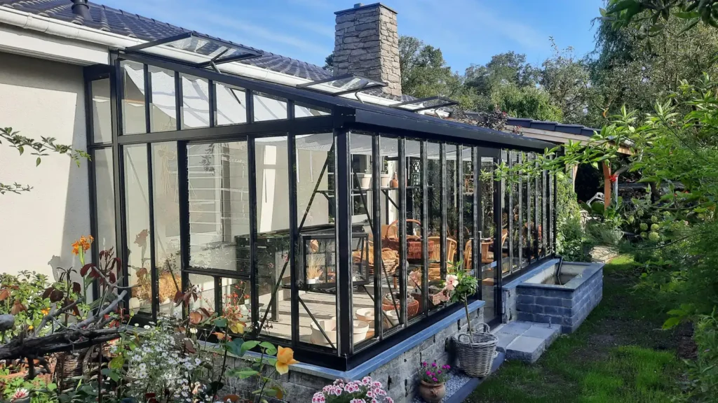Ein modernes Glas-Wintergarten in grünem Garten. HOGATEK von Hof und Garten Wittstock.
