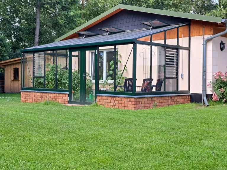 Modernes Gewächshaus aus Glas und Ziegeln im Garten. HOGATEK von Hof und Garten Wittstock.