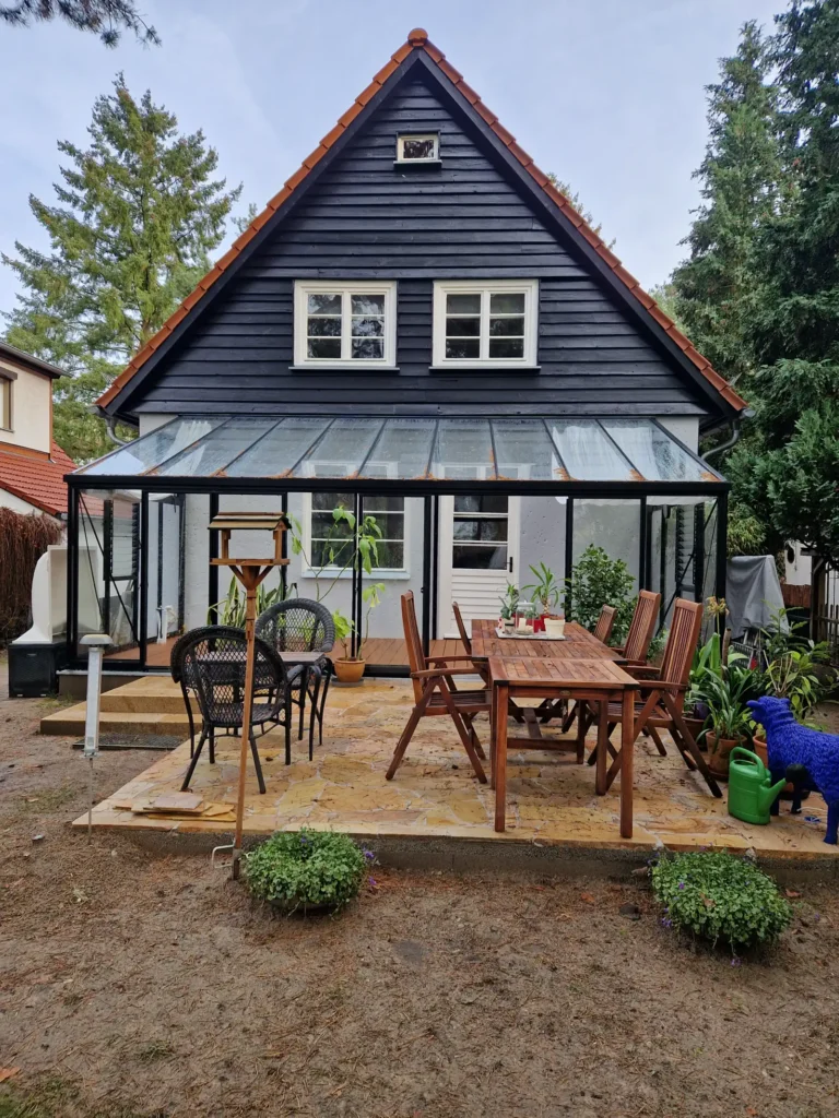 Haus mit Terrassenbereich und Glasdach; HOGATEK von Hof und Garten Wittstock.