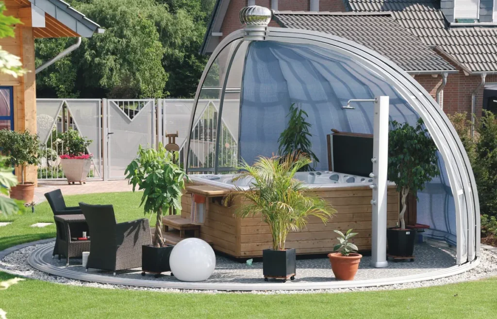 Moderne Outdoor-Entspannung mit Whirlpool unter Kuppel. HOGATEK von Hof und Garten Wittstock.
